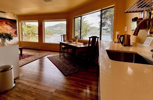 Pender Island Apartment | Shangrila Luxury Waterfront Panorama Suite | Oceanfront Seating & Beach Access