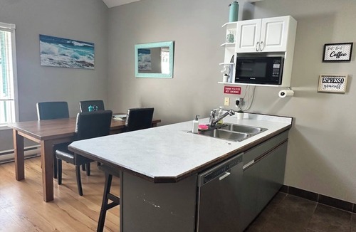 Sicamous Condo | Sicamous rental with loft and boat slip!