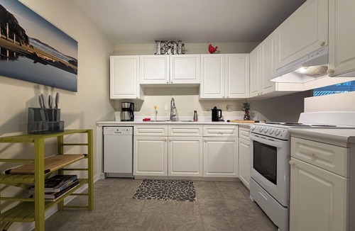 James Bay Apartment | Sitka Suite - Apartment in James Bay, Victoria