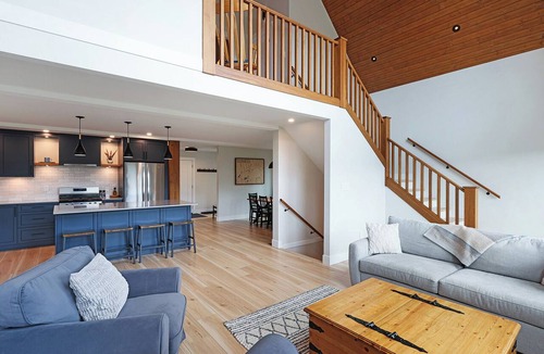 Courtenay Ski Chalet | Ski Bunny Betsy's Chalet | Family and Pet-Friendly Mountain Retreat | Hot Tub | Mountain Views | 5 Minutes to the Lifts