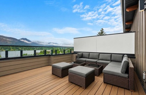East Kootenay Villa | Skydeck | Lake & Mountain Views | Rooftop Patios