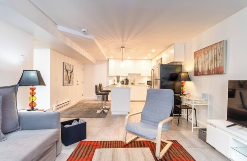 Dundarave House | Sleek & Cozy Near the Ocean 🌊 4 Ppl 🚗 Free Parking
