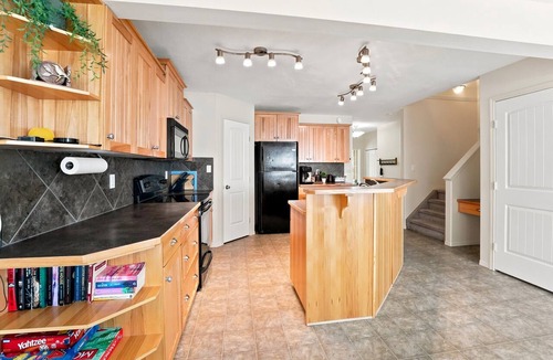 Markerville House | Sleeps up to 8. Steps to the beach and Lakeshore shopping and dining!