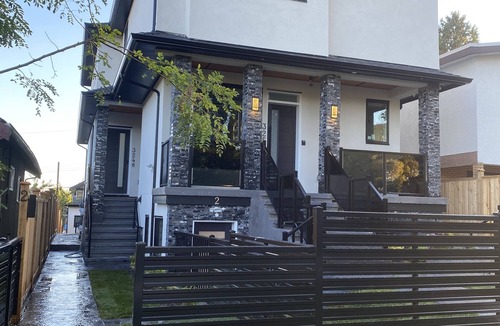 Hastings House | Smart 5-Bed Home with A/C, Fireplace, Garage & Backyard Near Downtown