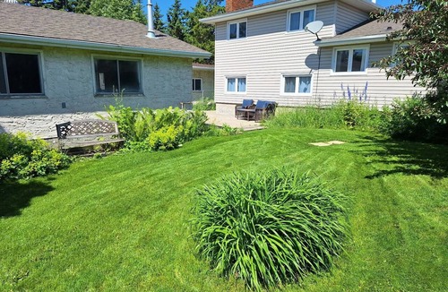 Leduc House | Snow's family friendly backyard oasis. YEG Airport.