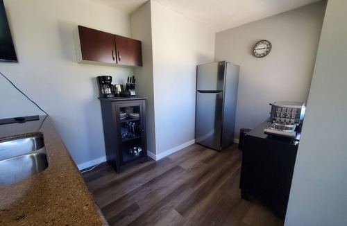 Okanagan-Similkameen House | SNOWBIRDS! Lakeside, spacious, 2 bed 2 Full bath King rooms, top floor FEB-MAY