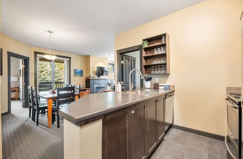 East Kootenay Apartment | Snowy Lodge | Ski-In/Out | Hot Pools | Pets Ok
