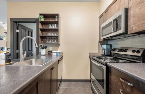East Kootenay Apartment | Snowy Lodge | Ski-In/Out | Hot Pools | Pets Ok