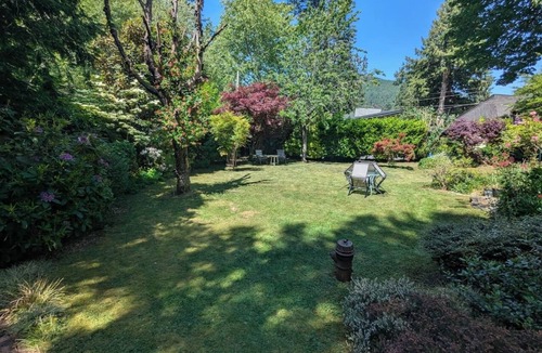 Bowen Island House | Snug Cove Garden Cottage - Hidden Garden Gem Steps From Everything
