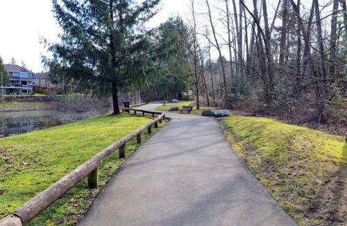 Surrey House | South Surrey 2 bed cozy Legal suite, minutes from shopping, hwy, border & beach