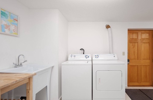 Lynn Valley House | Spacious 2 Bedroom private basement. 1 minute walking distance from Lynn Canyon