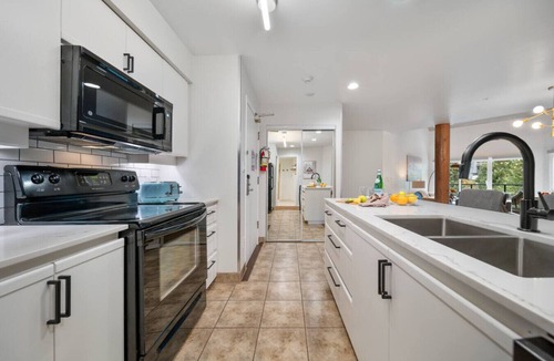 Blueberry Hill Condo | Spacious 2Bdr|2Bth w/Pool & Hot Tub|Free Parking