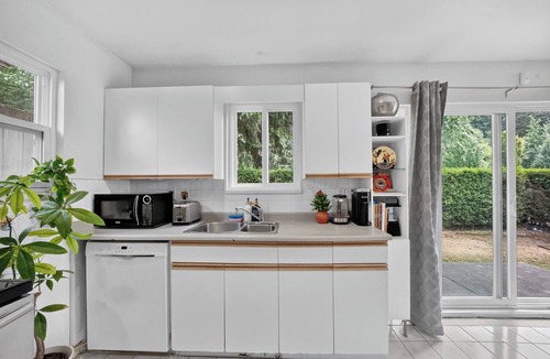 Killarney House | Spacious 2BR Ground-Level Suite Near Kingsway Central Park & Metrotown 🌿