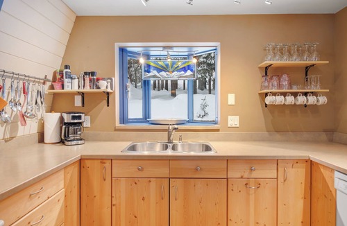 Silver Star Mountain Cabin | Spacious 3 bedroom cabin w/hot tub, pet-friendly, close to village and trails