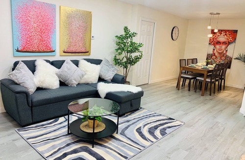 Riley Park House | Spacious 3BR House Near Downtown/Free Parking