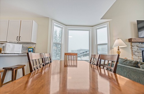 Silver Star Mountain Hotel | Spacious 4-Level Suite - Ski in/out w/Hot Tub & Fireplace for 17