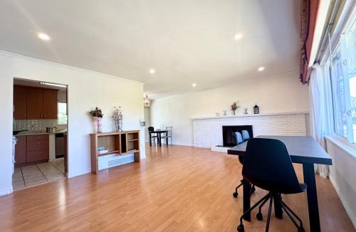 Richmond Villa | Spacious 5 Bedroom House Near YVR Airport, Transit & Shopping