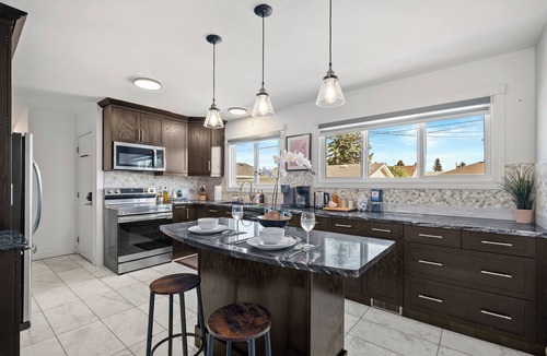 Edmonton House | Spacious 5BR Home, 2 Suites, Sleeps 14, Pet Friendly Near Whyte Ave!