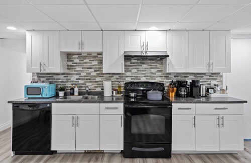 Edmonton House | Spacious 5BR Home, 2 Suites, Sleeps 14, Pet Friendly Near Whyte Ave!