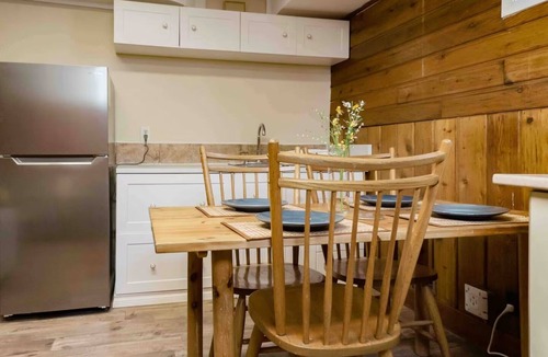 Shaganappi House | Spacious 6BR Home 4 Mins to Downtown
