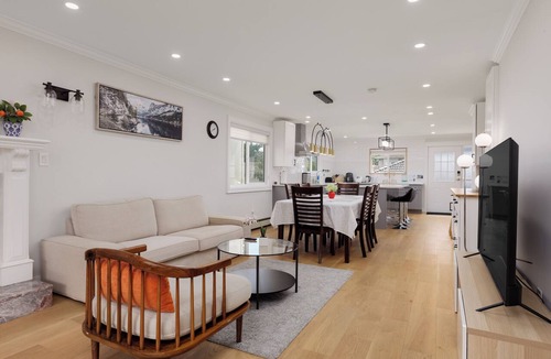 Fraserview House | Spacious 6BR Home Near DT and 15 mins to YVR