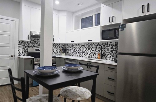 Cochrane Apartment | Spacious and cozy 1 Bedroom suite close to Canmore and Banff National park