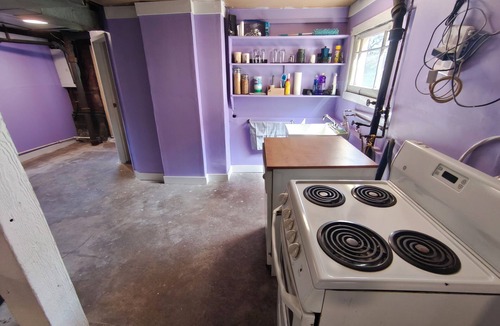 Kensington-Cedar Cottage House | Spacious Bachelor Basement Suite of Historic Old Home. Pet Friendly. Cable TV