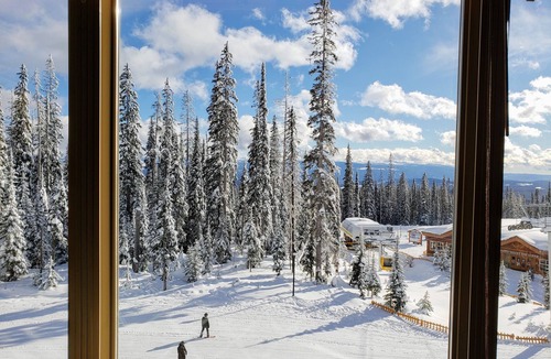 Big White Ski Resort House | Spacious "Cabin Feel" Townhouse in Happy Valley