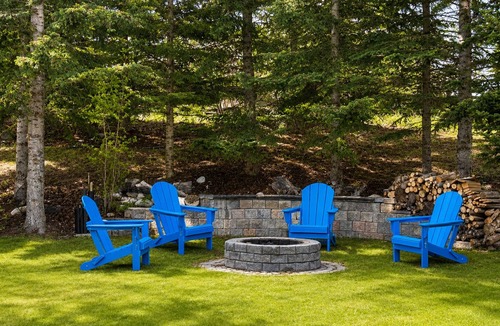 Springbank House | Spacious Family Home in a quiet acreage community