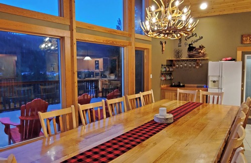 Sunburst Estates Ski Chalet | Spacious Pinetree Chalet: Bonus Room +5Ba I Ski-in I Panoramic Mtn View I HotTub