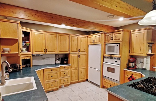 Sunburst Estates Ski Chalet | Spacious Pinetree Chalet: Bonus Room +5Ba I Ski-in I Panoramic Mtn View I HotTub
