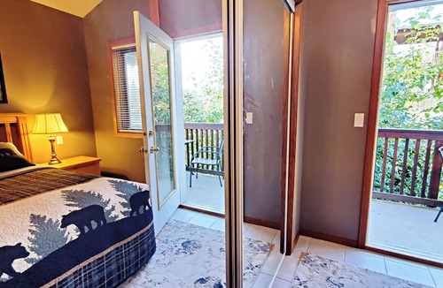 Sunburst Estates Ski Chalet | Spacious Pinetree Chalet: Bonus Room +5Ba I Ski-in I Panoramic Mtn View I HotTub