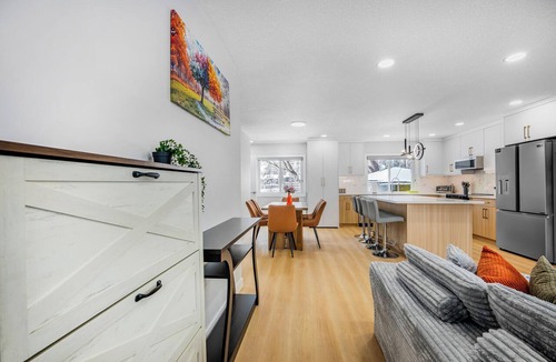 Northwest Calgary House | Spacious Retreat near Downtown&Airport, Free Park, AC, 2 Living Rooms, Backyard