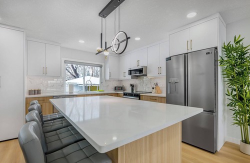 Northwest Calgary House | Spacious Retreat near Downtown&Airport, Free Park, AC, 2 Living Rooms, Backyard