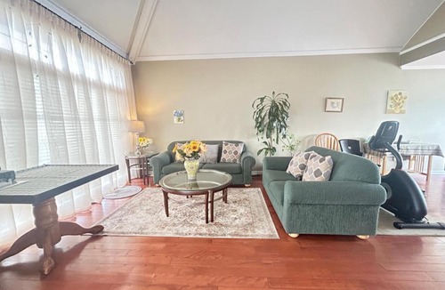 Coquitlam Villa | Spacious three bedrooms, Queenbeds entire House, free parking and wifi