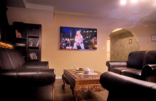 Calgary House | Spacious vintage styled basement apartment - private, Monterey Park, Calgary