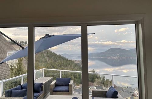 Central Okanagan House | Spectacular Lakeview home at La Casa Cottages located on Lake Okanagan