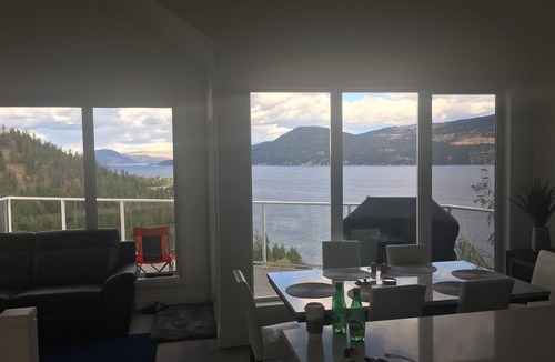 Central Okanagan House | Spectacular Lakeview home at La Casa Cottages located on Lake Okanagan