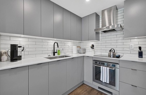 Downtown Kelowna Apartment | Spectacular View, Downtown 1 Bd @ Brooklyn 2111