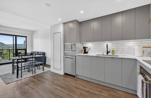 Downtown Kelowna Apartment | Spectacular View, Downtown 1 Bd @ Brooklyn 2111