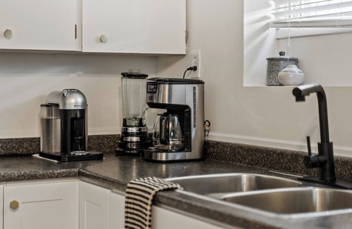 Southwest Calgary House | Stampede Saloon- 5 Guests, Walk to Stampede/DT/Close to Attractions!