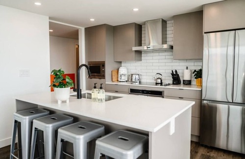 Downtown Kelowna Condo | Stay at The Retro Revival, a designer condo on the 16th floor of Brooklyn on Bernard. Enjoy panoramic lake/mountain views, curated retro decor, a balcony, rooftop terrace, and walkable access to Kelowna’s dining and waterfront.