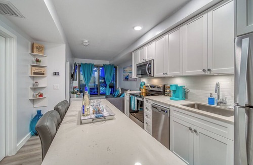 Crescent Heights Apartment | Steps to Downtown Oasis 2BR 3 beds Sleeps 6 Underground Free Parking