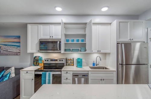 Crescent Heights Apartment | Steps to Downtown Oasis 2BR 3 beds Sleeps 6 Underground Free Parking