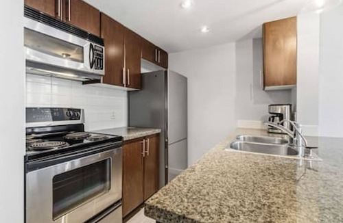 Crosstown Apartment | Steps to Rogers Arena & SkyTrain | 1BR Condo