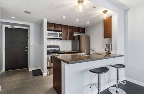 Crosstown Apartment | Steps to Rogers Arena & SkyTrain | 1BR Condo