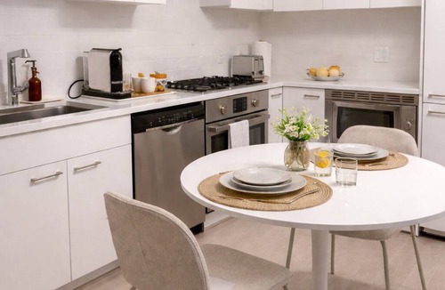 Vancouver South Apartment | Steps to SkyTrain | 15min YVR & DT | Oakridge