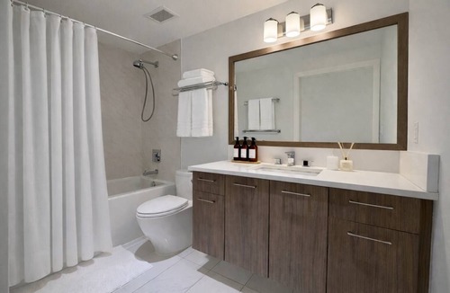 Vancouver South Apartment | Steps to SkyTrain | 15min YVR & DT | Oakridge