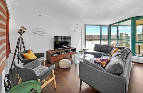 Yaletown Condo | Stunning 2-bed Yaletown apartment with water views