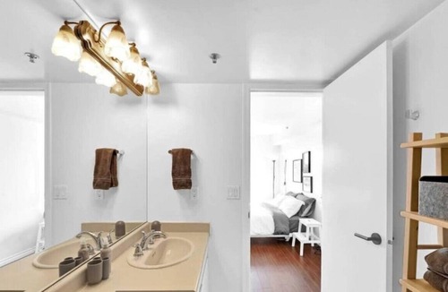 Yaletown Condo | Stunning 2-bed Yaletown apartment with water views